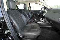 テスト車にはレザーとアルカンターラのコンビネーションシートが装着されていたが、ポルトローナフラウのレザーシートを選ぶこともできる。