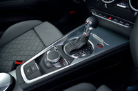 「TTSクーペ」のトランスミッションは、6段Sトロニックのみ。テスト車は、オプションの「ファインナッパレザーSロゴ・エクステンデッドレザーパッケージ」をチョイスしていたため、センターコンソール周辺がナッパレザーになっている。