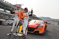 逆転勝利でガッツポーズ。小林崇志（写真左）と高木真一のNo.55 ARTA CR-Z GTが2014年シーズン初のクラス優勝を手にした。
    