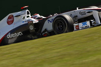 小林可夢偉のザウバーは、17番グリッドからスタート。オープニングラップの混乱に巻き込まれノーズを壊し早々にピットインを余儀なくされた。その後入賞圏内まで順位をあげるも、ギアボックストラブルが発生しリタイアを喫した。（Photo=Sauber）
