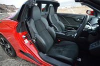 上級グレード「α」のシート。ファブリック仕様の「β」と異なり、シート地は本革とラックススエードのコンビになる。
    