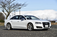 サスペンションは4輪がエアスプリングとなり、他の「A8」と比べて地上高が10mm低い専用のスポーツセッティングとなる。