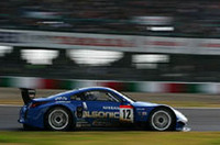 
	レースを制したのは、No.12カルソニックIMPUL Z（ブノワ・トレルイエ／井出有治組）。
	 