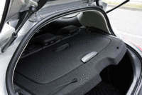 ラゲッジスペースの容量は348リッター。6:4の分割可倒式リアシートを折り畳めば最大で1201リッターに拡大できる。また、リアのパーセルシェルフ（荷室ボード）には、小物入れが内蔵される。前後にヒンジが付いており、前後どちら側からも開閉できるようになっている。写真をクリックするとパーセルシェルフの小物入れのアップが見られます。