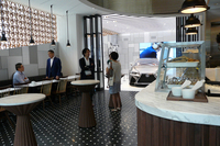 1階のコーヒースタンド。奥に見えるのが「Garage」と呼ばれる展示スペース。
    