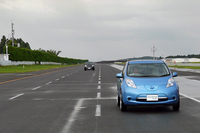 デモンストレーションの結果がこちら。同日朝に行われた同様のテストでは、一般的な低燃費タイヤの装着車が516.4mだったのに対し、オロジックのタイヤを履いたものは610.0mの走行距離を記録したという。
    