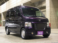 写真B：アンティフォンの「ホンダ・バモス」。こちらも車に負担をかけないインストールを実行。2DINの下側に入っているのが「DEH-P910」。上はナビのインダッシュモニターを収納したところ。