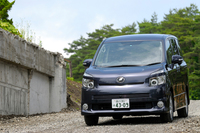 【スペック】ヴォクシーZS（8人乗り）:全長×全幅×全高＝4595×1695×1850mm／ホイールベース＝2825mm／車重＝1610kg／駆動方式＝FF／2リッター直4DOHC16バルブ（158ps/6200rpm、20.0kgm/4400rpm）／価格＝245万7000円（テスト車＝307万6500円／S-VSC＋SRSサイドエアバッグ&SRSカーテンシールドエアバッグ＋ヒルスタートアシストコントロール＝13万6500円／デュアルパワー・スライドドア＝5万2500円／HDDナビゲーションシステム＋ワイドビューフロント&サイドモニター＋インテリジェントパーキングアシスト＋音声ガイダンス機能付バックガイドモニター＝43万500円）