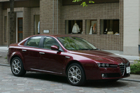 【ヴィラ・デステII仕様の装備】
ヒーテッド電動ドアミラー（電動格納式／メモリー機能付き）、ホールスタイリング18インチアロイホイール、フロントパワーシート（運転席：ドアミラー連動メモリー機能付）、ポルトローナフラウ社製レザー仕上げインテリアトリム、リアブラインド（手動式）、画面表示アラーム式パーキングセンサー（フロント＆リア）
