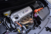 フロントにおさまるハイブリッドユニット。エンジン、モーターともにアウトプットは変わらないが、システムの高効率化により、燃費性能は向上した。