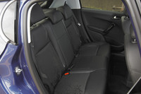 ホイールベースは「207」と同じ2540mmだが、室内パッケージの見直しと前席背もたれの小型化により、後席のニールームは50mm拡大された。