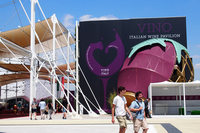 イタリア館とは別に設けられたイタリアワイン館（写真右）。