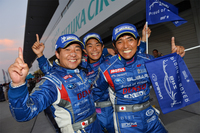 勝利を喜ぶ、SUBARU BRZ R&D SPORTのドライバー。写真左から、佐々木孝太、井口卓人、そして山野哲也のトリオ。