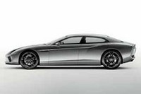 560psの心臓はフロントに。ホイールアーチの後ろにはダクトが穿たれる。