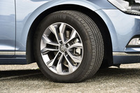 タイヤサイズは215/55R17。オプションで235/45R18の選択が可能。