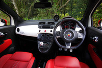 真っ白でさわやかなフィアット500の室内に比べ、アバルトは黒基調でハードな印象。