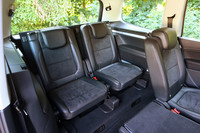 ホイールベースが75mm延長されたことにより、大人2人が十分座れるスペースを確保する3列目シート。また、スライドドアや2列目シートのスライド機能の採用により、乗り降りもしやすくなった。