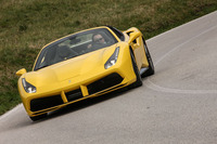 ワインディングロードを行く「488スパイダー」。クーペと同様にサイドスリップ・アングル・コンロールの最新バージョン「SSC2」が採用されている。