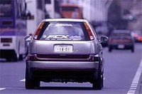 
	燃料電池とは、水素と酸素を結合させて電気を取り出すシステムのこと。「FCX-V4」は、水素を気体のままクルマに積む形式を採用した。4人乗りボディを引っ張るのは、交流同期モーターで、最高出力60kW(82ps)、最大トルク24.3kgmを発生する。
	 