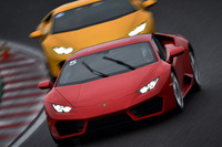 ノーズの左右に位置するエアインテークが4WDモデルより大きくなり、車両の表情が少なからず変わった。