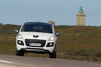 プジョー3008ハイブリッド4（4WD/6AT）【海外試乗記】の画像