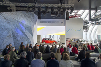 プレゼンテーション会場にて、ロープウェイに運ばれてステージに姿を現す「2シリーズ アクティブツアラー」。