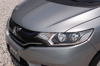 LEDヘッドライト装着車のフロントまわり。
    