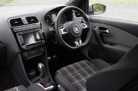 運転席まわりの様子。ステアリングホイールやシフトノブのほか、メータークラスターなどもGTI専用デザインとなる。