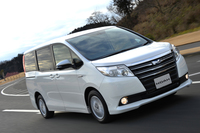 トヨタ・ノア ハイブリッドG
    