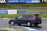 タイヤはセダンGTに装着されるのと同じモデル。耐摩耗性やウェット性能を重視したヨコハマアドバンA046Dを履く。