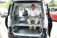 5人乗りの「ヴォクシー TRANS-X」。荷室にテーブルセットを設置できる。