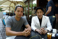 右が「マツダ・ビアンテ」を手がけた小泉巌チーフデザイナー。