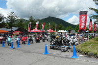 バイクの駐車場には、イベントに協賛するベスパやピアッジオのほかにも、BMWにカワサキ、スズキ、ホンダ、ヤマハなどの大型バイクがズラリ。その割には、ヒルクライムへのバイクでの参加は少なかった。