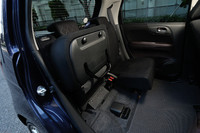 「ゆったり足が組める」とうたわれる後席は、その下に燃料タンクが置かれないため（センタータンクレイアウト）、チップアップも可能。例えば観葉植物やベビーカーなど、背の高い荷物を収納できる。