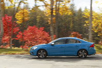 紅葉真っ盛りの裏磐梯を行く「S60 T6 AWD R-DESIGN」。