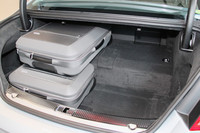 「A8ハイブリッド」の荷室。後席の後ろにリチウムイオンバッテリーを搭載するため、トランク容量はノーマルの「A8」から110リッター減の400リッターとなる。A8ハイブリッドには写真の収納用バッグが4個備わる。