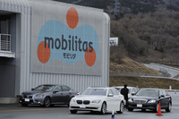 比較試乗用として競合する欧州車も用意された。