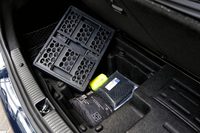 荷室のフロアボード下には、荷物を安置するためのネットや折りたたみ式のカーゴが収納されている。
    