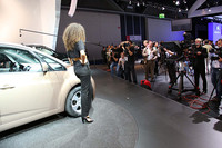 ニューモデル「ヴェンガ」を発表したキアのステージで。