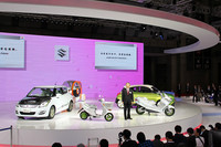 第42回東京モーターショーの「スズキブース」。二輪と四輪を同時に展示する舞台は近年の「スマート」のものを思わせるが、思えばスズキのほうが“元祖”である