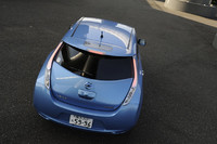 上級グレードの「G」には、太陽電池付きのリアルーフスポイラーが備わる。その発電量は大きくないが、メインバッテリーの自然放電ぶんは補うことができるという。