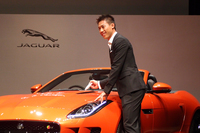 発表会では、車両のボンネットにサインを記すパフォーマンスも。
    （写真をクリックすると、サインのほか、より多くの画像が見られます）
    