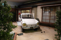 我が家に「フロンテ360」（1967年）がやってきた！という設定の1/1スケールのジオラマ。「フロンテ360」はそれまでのFFから一転してRRを採用、スタイリングも「コークボトルライン」と謳った曲線基調に変身していた。