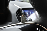 ステアリングの背後には、鏡面加工されたマグネシウム製のシフトパドルが備わる。