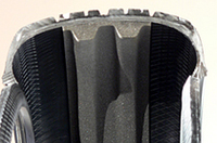 中央に見える灰色の物体が吸音スポンジ。断面が二山になっているのは、表面積を増やすためと、スポンジが受ける衝撃を分散させるため。