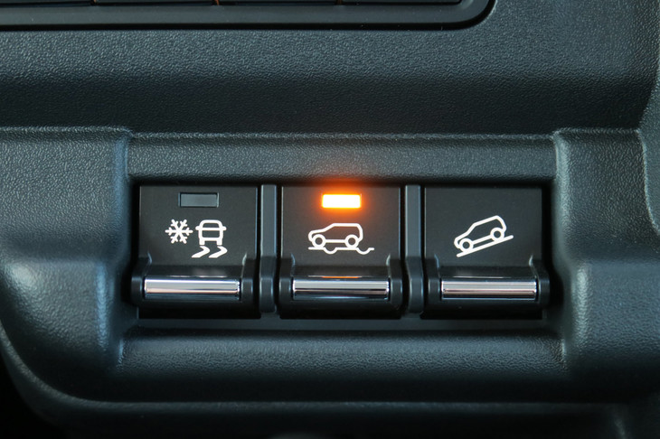 スズキ・ハスラー ハイブリッドXターボ（4WD）（悪路走行支援機能の操作スイッチ）