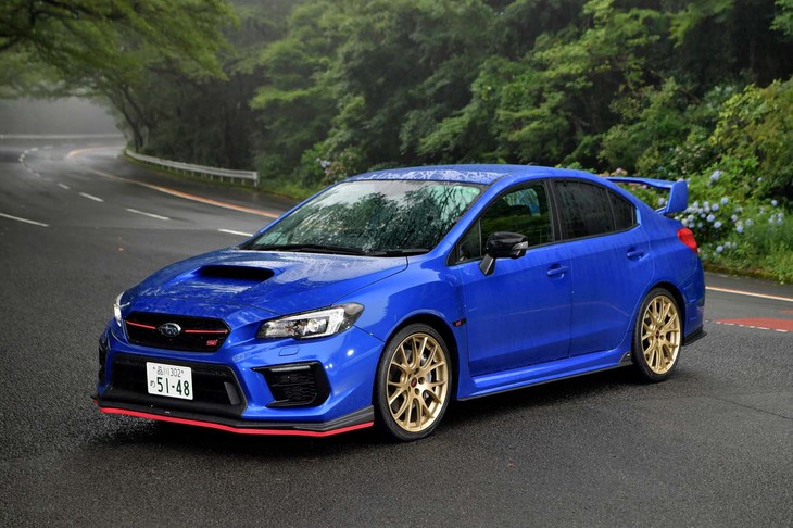 【スバルWRX STI EJ20ファイナルエディション フルパッケージのスペック】
	ボディーサイズ：全長×全幅×全高＝4595×1795×1475mm／ホイールベース：2650mm／車重：1510kg／駆動方式：4WD／エンジン：2リッター水平対向4 DOHC 16バルブ ターボ／トランスミッション：6段MT／最高出力：308PS（227kW）/6400rpm／最大トルク：422N・m（43.0kgf・m）/4400rpm／タイヤ：（前）245/35R19 89W／（後）245/35R19 89W（ヨコハマ・アドバンスポーツV105）／燃費：9.4km/リッター（JC08モード）／価格：485万1000円
	
	【取材時の燃費データ】
	テスト距離：193.1km（市街地1：高速道路7：山岳路2）／使用燃料：24.2リッター（ハイオクガソリン）／参考燃費：8.0km/リッター（満タン法）／8.5km/リッター（車載燃費計計測値）