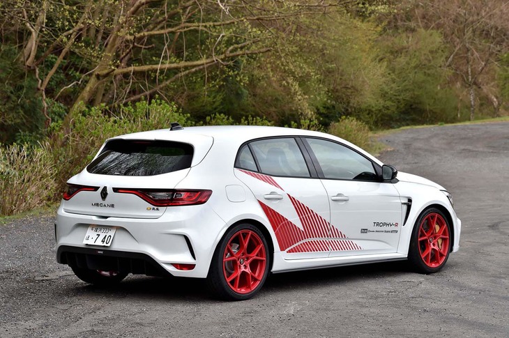 
	【ルノー・メガーヌ ルノースポール トロフィーR（カーボンセラミックパック装着車）のスペック】
	ボディーサイズ：全長×全幅×全高＝4410×1875×1435mm／ホイールベース：2670mm／車重：1320kg／駆動方式：FF／エンジン：1.8リッター直4 DOHC 16バルブ ターボ／トランスミッション：6段MT／最高出力：300PS（221kW）/6000rpm／最大トルク：400N・m（40.8kgf・m）/3200rpm／タイヤ：（前）245/35R19 93Y XL／（後）245/35R19 93Y XL（ブリヂストン・ポテンザS007 R.S.）／燃費：--km/リッター／価格：949万円
	
	【取材時の燃費データ】
	テスト距離： 191.3km（市街地1：高速道路7：山岳路2）／使用燃料：20.9リッター（ハイオクガソリン）／参考燃費：9.2km/リッター（満タン法）／10.6リッター/100km（約9.4km/リッター）（車載燃費計計測値）
	