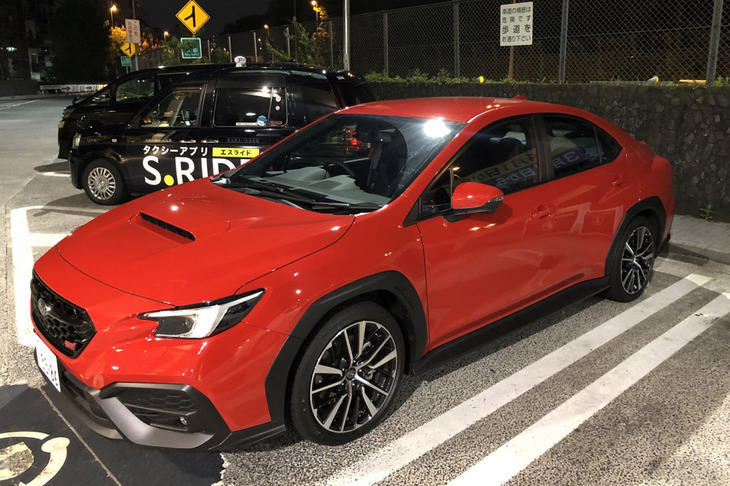 今回試乗した「WRX S4 STI Sport R EX」は、先般ちょい乗りしたのと同じ個体で、オレンジっぽい赤のボディーに黒い樹脂製フェンダーが付いていた。