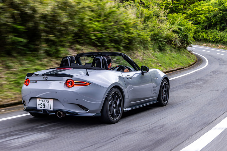 「マツダ スピリット レーシング・ロードスター12R」のドライブは、時間がたつのを忘れてしまうほど楽しく濃密だ。エンジン、サスペンション、ステアリングホイール、ABCペダルなどなど、至るところにスーパー耐久レースへの参戦で得た経験や培った技術を注ぎ込んだ開発陣のこだわりを感じ取ることができる。